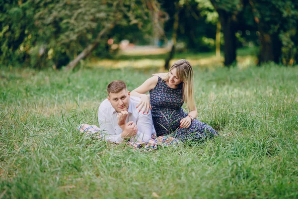 Koppel in het park — Stockfoto