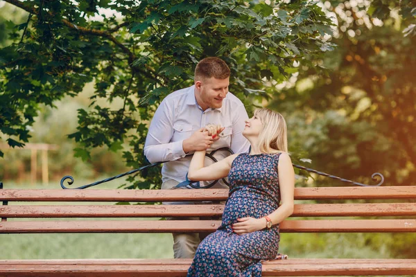 Casal no parque — Fotografia de Stock