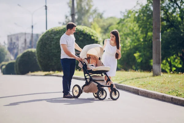 Familj i parken — Stockfoto