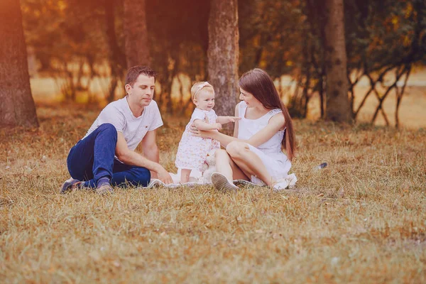 Familia en el parque — Foto de Stock