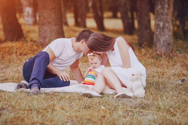 Famille dans le parc — Photo