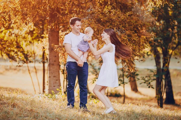 Familia en el parque — Foto de Stock