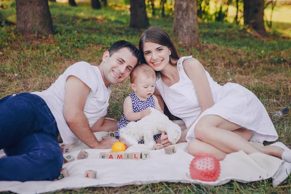 Familie in het park — Stockfoto