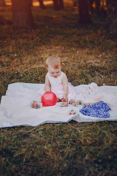 Vacker liten flicka — Stockfoto