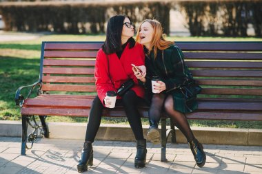 İki kız ile becerikli alet