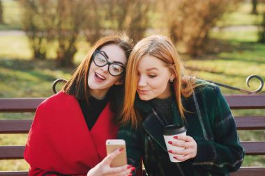 İki kız ile becerikli alet