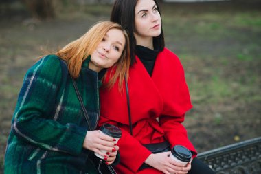 İki kız ile becerikli alet