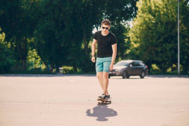 adam bir kaykay üzerinde