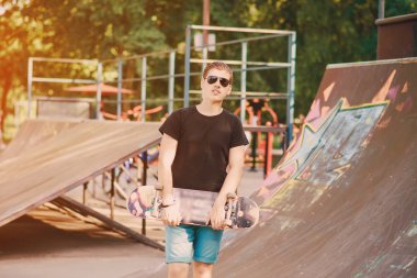 adam bir kaykay üzerinde