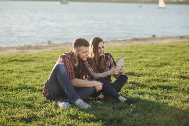 Sevgili çift yürüyüşe çıkmış.