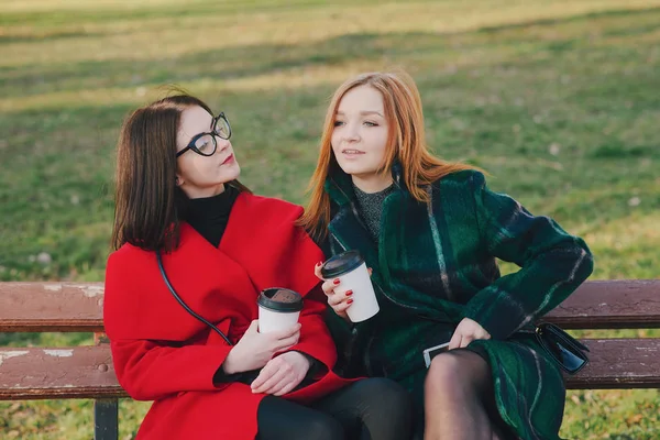 Zwei Mädchen mit Gadget — Stockfoto