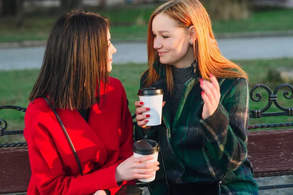 Twee meisjes met gadget — Stockfoto