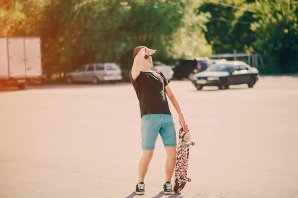 Homme sur un skateboard — Photo