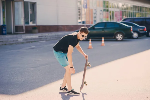 Mann auf Skateboard — Stockfoto