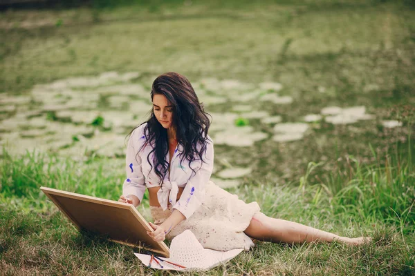 Chica artista en el parque —  Fotos de Stock