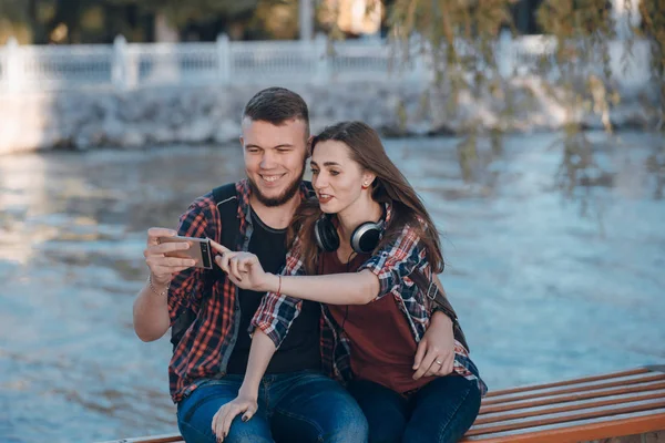 Liebespaar auf Spaziergang — Stockfoto