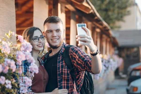 Liebespaar auf Spaziergang — Stockfoto