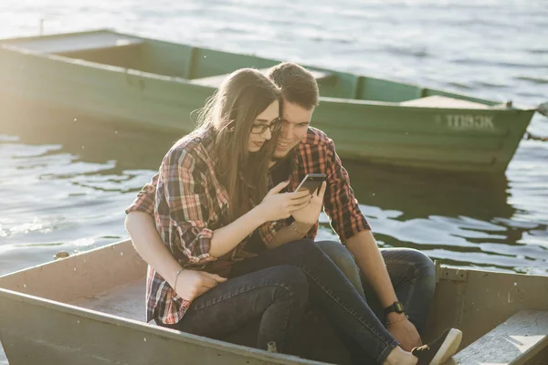 Pareja cariñosa en un paseo —  Fotos de Stock