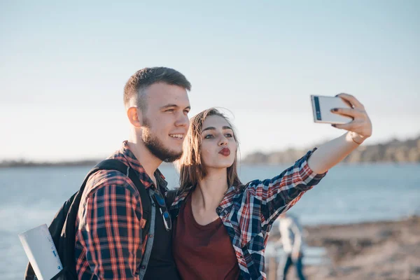 Älskade par på en promenad — Stockfoto