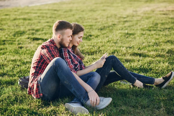 Pareja cariñosa en un paseo —  Fotos de Stock