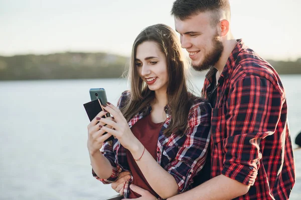 Pareja cariñosa en un paseo — Foto de Stock