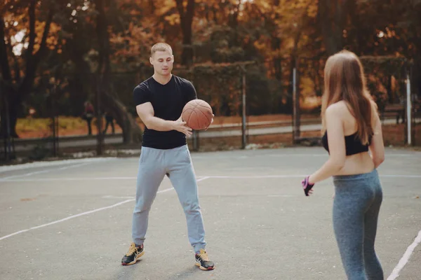 Man en vrouw in het park — Stockfoto