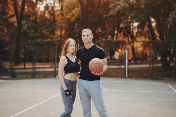 Hombre y mujer en el parque — Foto de Stock