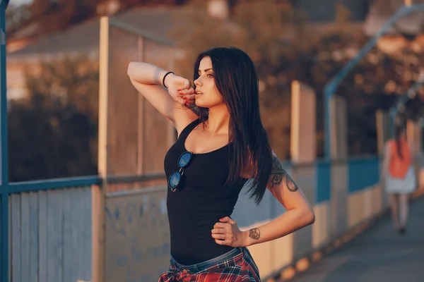 Chica joven caminando en la ciudad — Foto de Stock