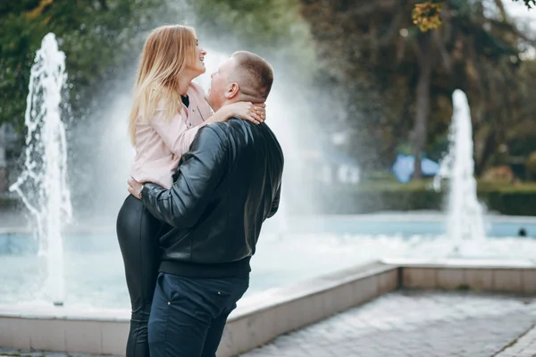 Casal na cidade — Fotografia de Stock