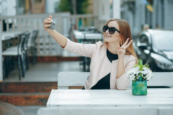 Girl in the city — Stock Photo, Image