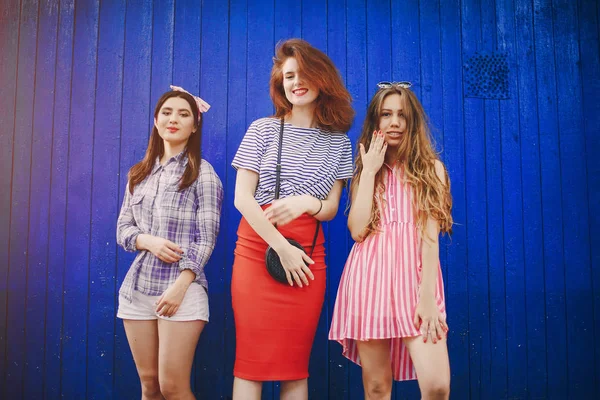 Three girls on a walk — Stock Photo, Image