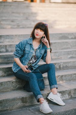 Üç genç kız Parkta yürümek