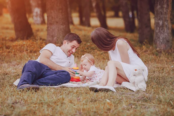 Famille dans le parc — Photo