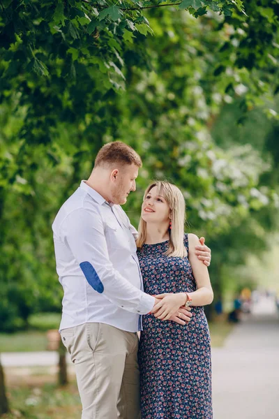 Pareja en el parque —  Fotos de Stock