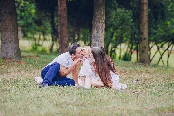 Famille dans le parc — Photo