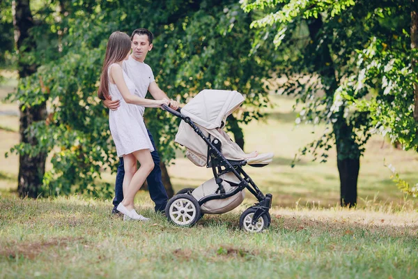 Familie im Park — Stockfoto