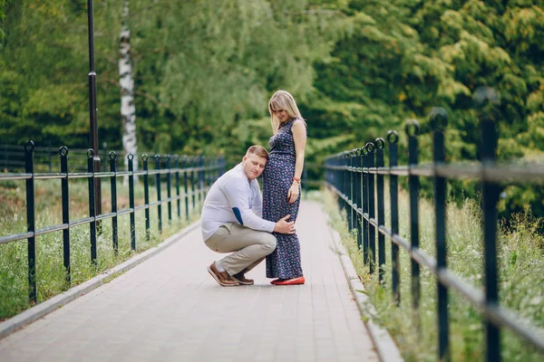 Paar im Park — Stockfoto