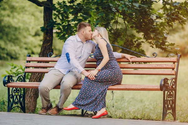 Casal no parque — Fotografia de Stock