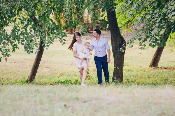 Familie im Park — Stockfoto