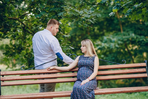 Pár v parku — Stock fotografie