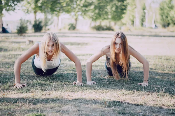 Due ragazze atlete — Foto Stock