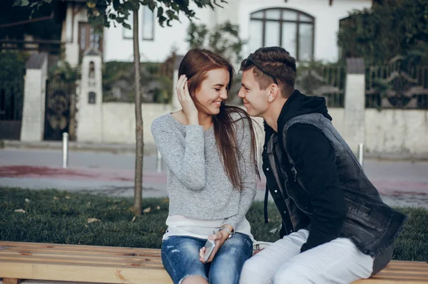 Casal na cidade — Fotografia de Stock