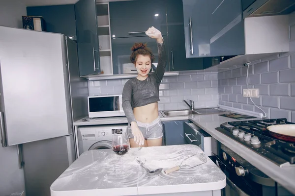 Fille dans la cuisine — Photo