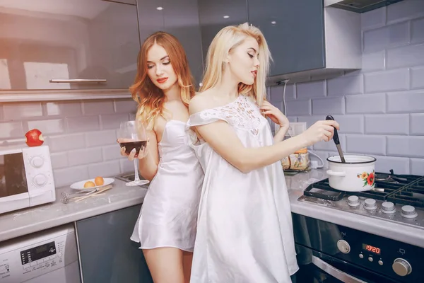 Mädchen in der Küche — Stockfoto