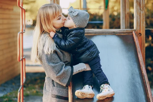 Mamá y su hija — Foto de Stock