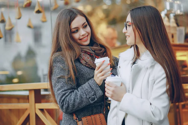 Dos hermosas hermanas —  Fotos de Stock