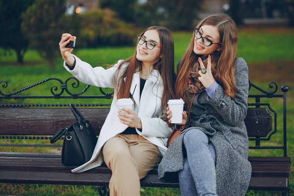 Dos hermosas hermanas —  Fotos de Stock