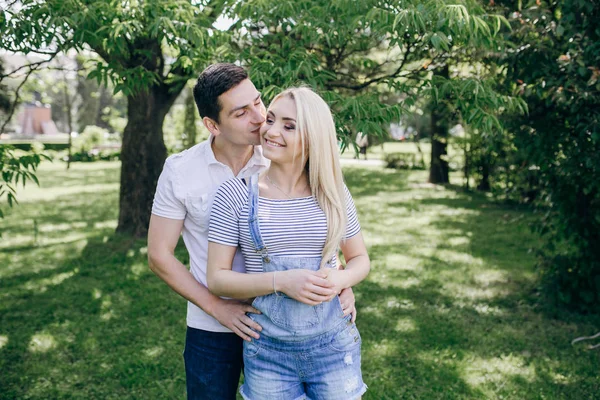 Casal na natureza — Fotografia de Stock