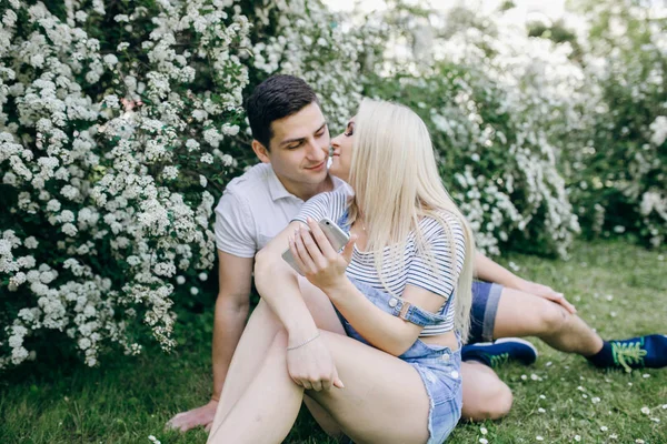 Pareja en la naturaleza —  Fotos de Stock