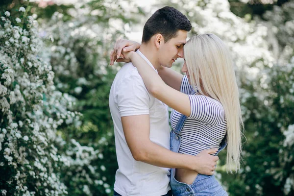 Couple in nature — Stock Photo, Image